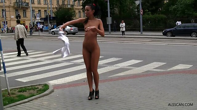 Гайхалтай :  Загасны тортой өмдтэй бяцхан хүүхэлдэйг татдаг Хөргөх порно кино 