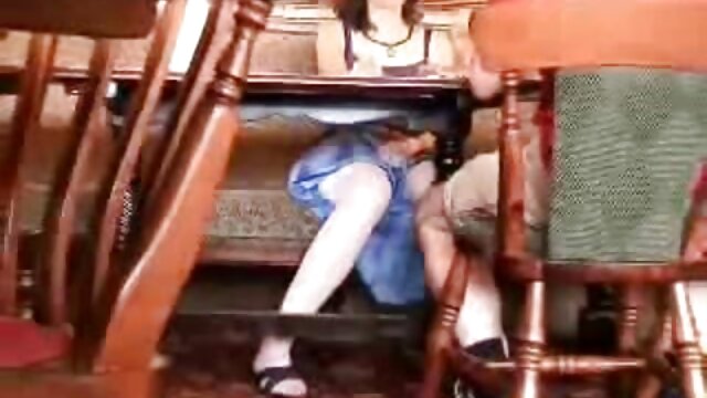 Гайхалтай : Амтат brunette охин авдаг pounded хатуу нь түүний өчүүхэн илжиг, Pussy Хөргөх порно кино