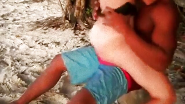 Гайхалтай : Дэгдээхэйнүүд бие биенээ хуруугаараа өрөмддөг ижил хүйстний дурлагчид юм Хөргөх порно кино