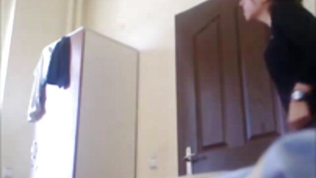 Гайхалтай :  Массажны үеэр чадварлаг МИЛФ Алексис Техас руу татагдсан Миа Малкова Хөргөх порно кино 