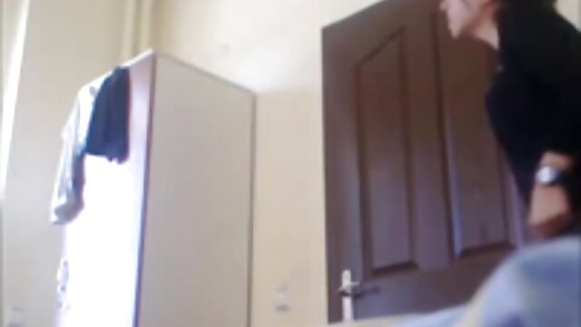 Гайхалтай : Массажны үеэр чадварлаг МИЛФ Алексис Техас руу татагдсан Миа Малкова Хөргөх порно кино