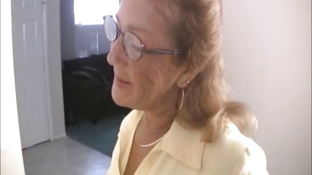 Гайхалтай : Ягаан өнгийн топ өмссөн brunette охин нь идээгээ идэж, булэг болдог Хөргөх порно кино
