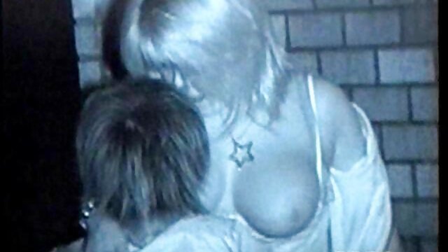 Гайхалтай : Түүний GF нь түүний BF нь хуурч байхад эрэгтэй thrusts brunette руу тахиа Хөргөх порно кино