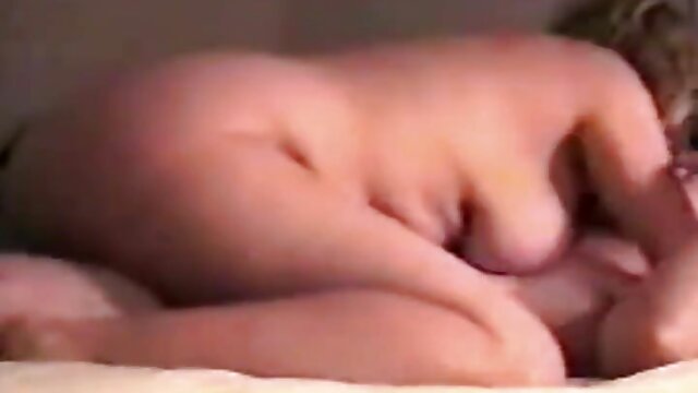 Гайхалтай :  Хоёр гайхалтай халуун milf лесбиян эдлэх бие биенээ орон дээр Хөргөх порно кино 