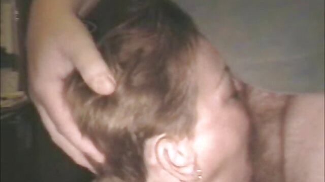 Гайхалтай :  Аав хүү хоёр нэг бохир шивээстэй дэгдээхэйгээ хуваалцаж байна Хөргөх порно кино 